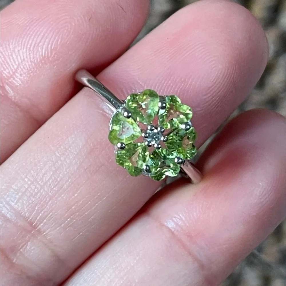 NWT Elegant Natural Peridot Gemstone Floral Ring in 925 Sterling Silver Size 8